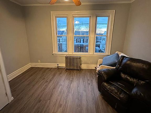 4th image of 474 Leslie St #2L