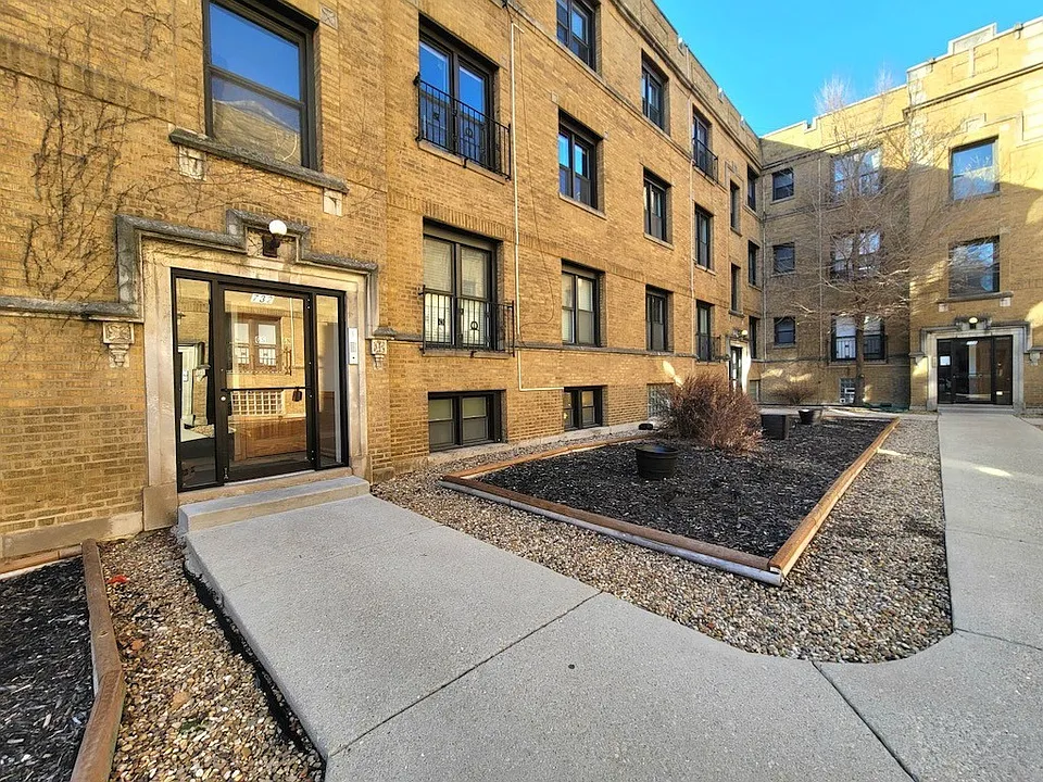 728 W Roscoe St #2