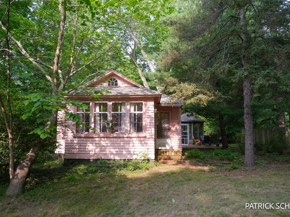 1438 71st St, Fennville, MI 49408