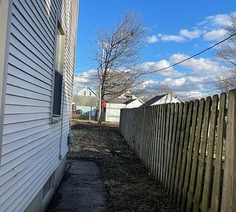 4th image of 117 Ash St