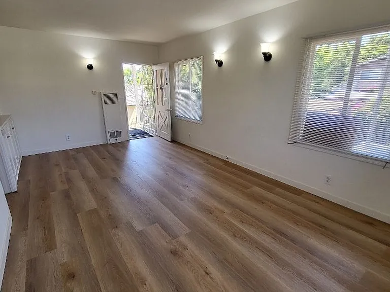 120 S Craig Ave — Photo 8