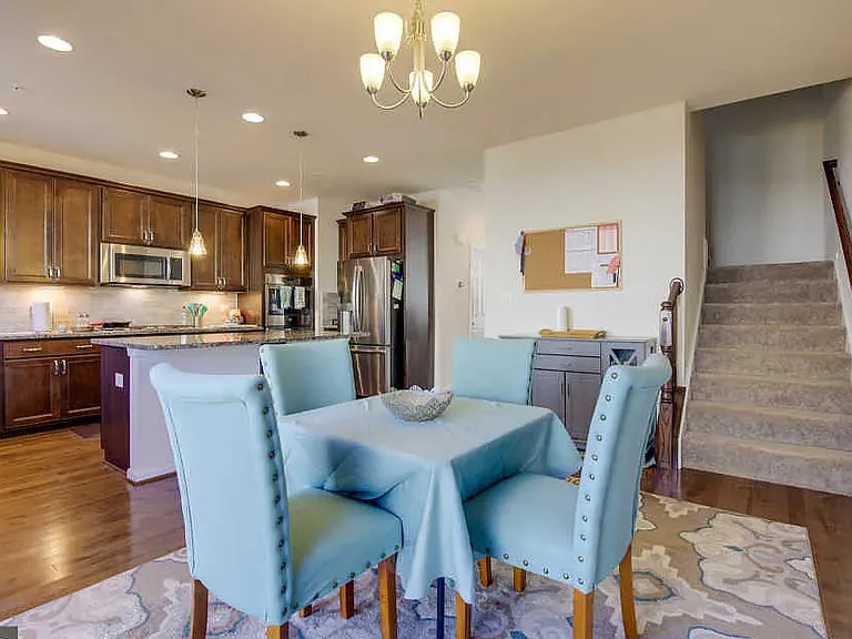 517 Pebblebrook Ln — Photo 2