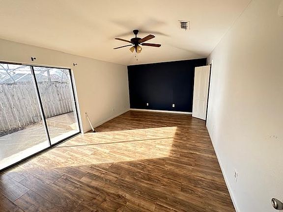 4th image of 1728 Red Oak Cir