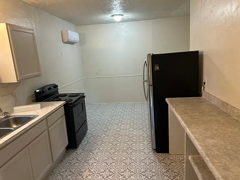404 E Oak St — Photo 30