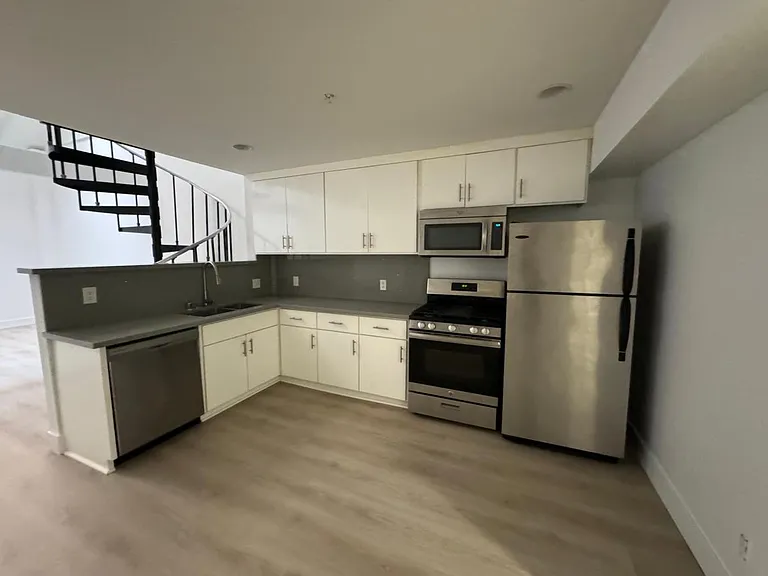 1043 S Grand Ave — Photo 3