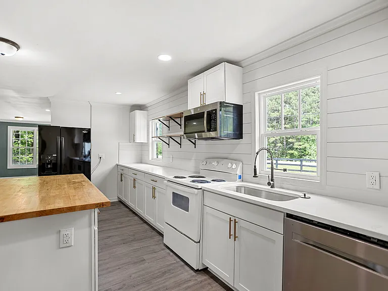 715 Corinth Rd — Photo 7
