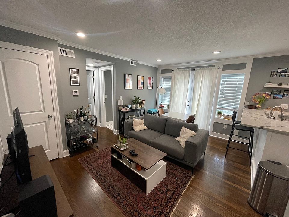 1st image of 333 W 45th St APT 208