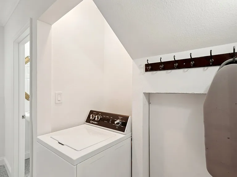 55 N Washington Dr — Photo 31