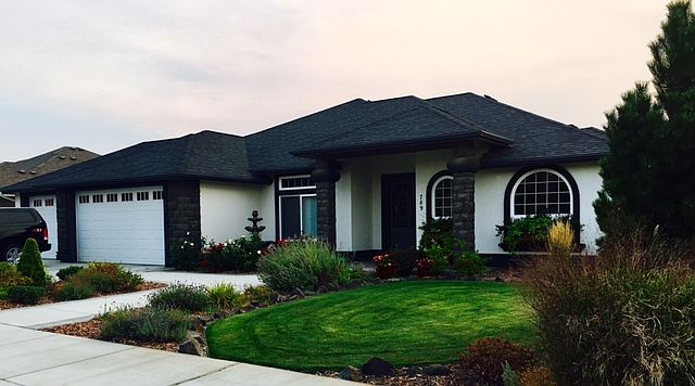 Landscaped yard w/ fountain