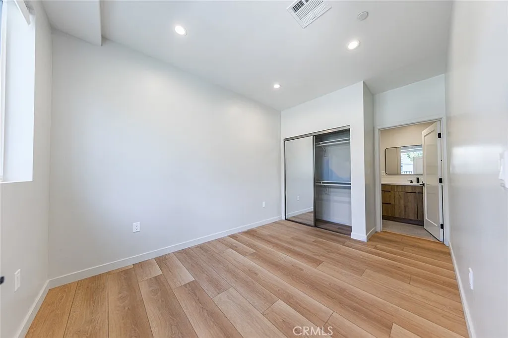 4 bed, 1414 sqft, $4,069 — Photo 4