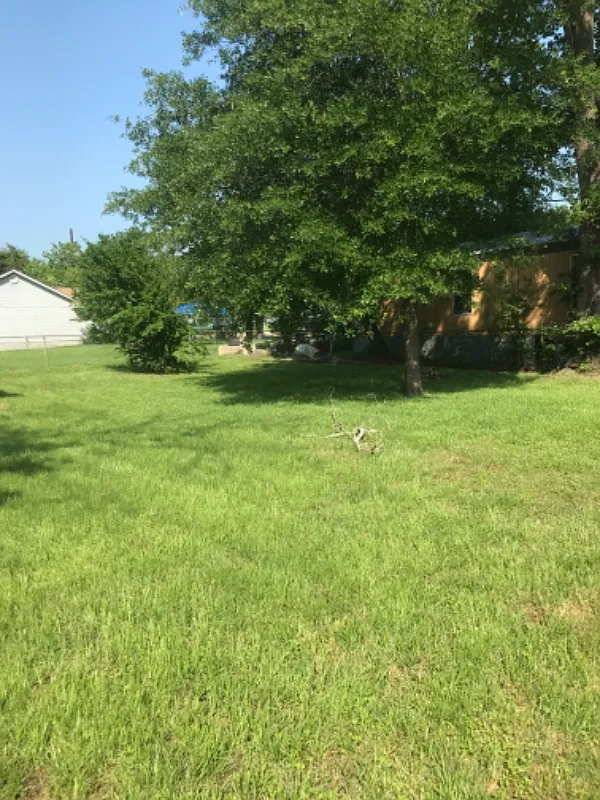 3 bedroom 1 bath with large fenced yard — Photo 3