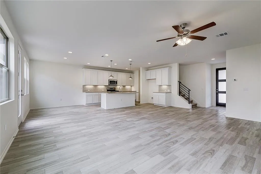 3 bed, 2.5 bath, 2211 sqft, $2,590 — Photo 4