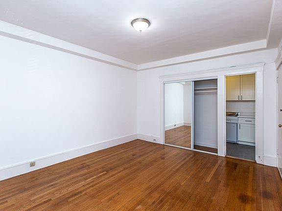 3rd image of 828 Jones St #38