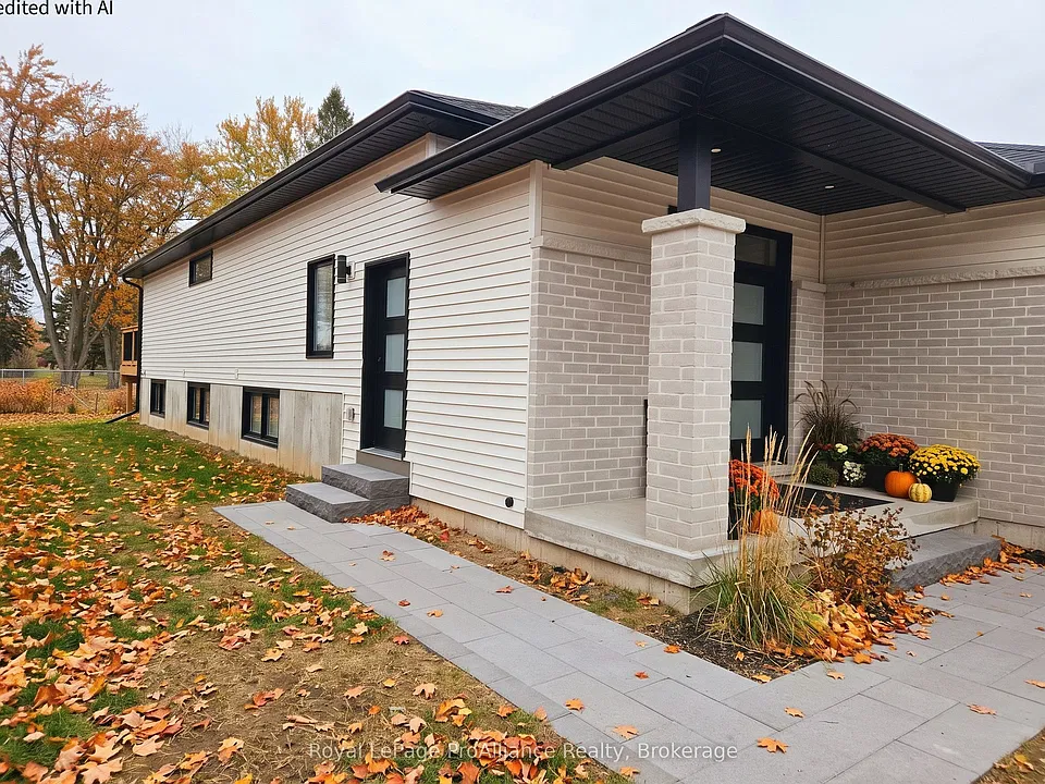 8 Aldersgate Dr #B