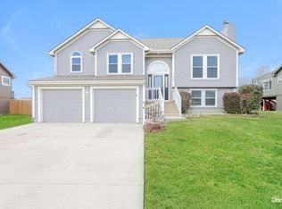 810 Cindy Ln, Raymore, MO 64083