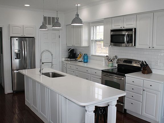 Kitchen - open to living rm