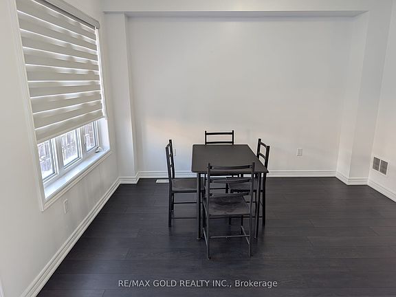 5th image of 18 Faye St