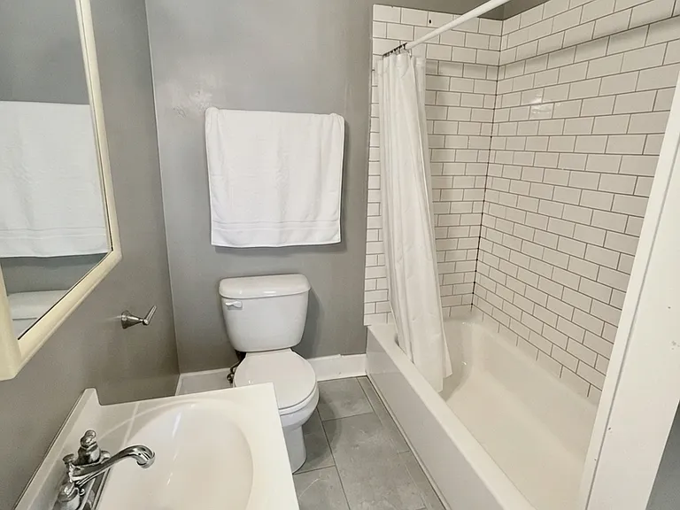 711 W 38th St #1 — Photo 8