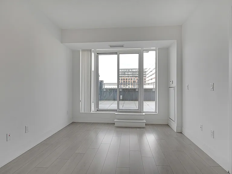 525 Adelaide St W — Photo 13