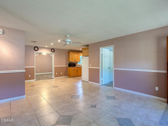 3rd image of 293 Gibbons Ave