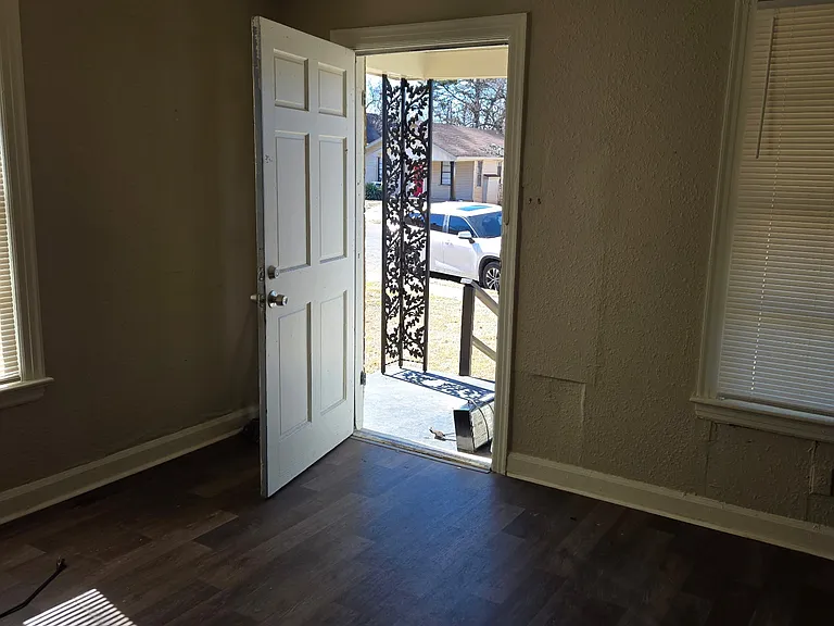 1518 Chandler St — Photo 2