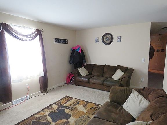 3rd image of 460 W Wilson Ave