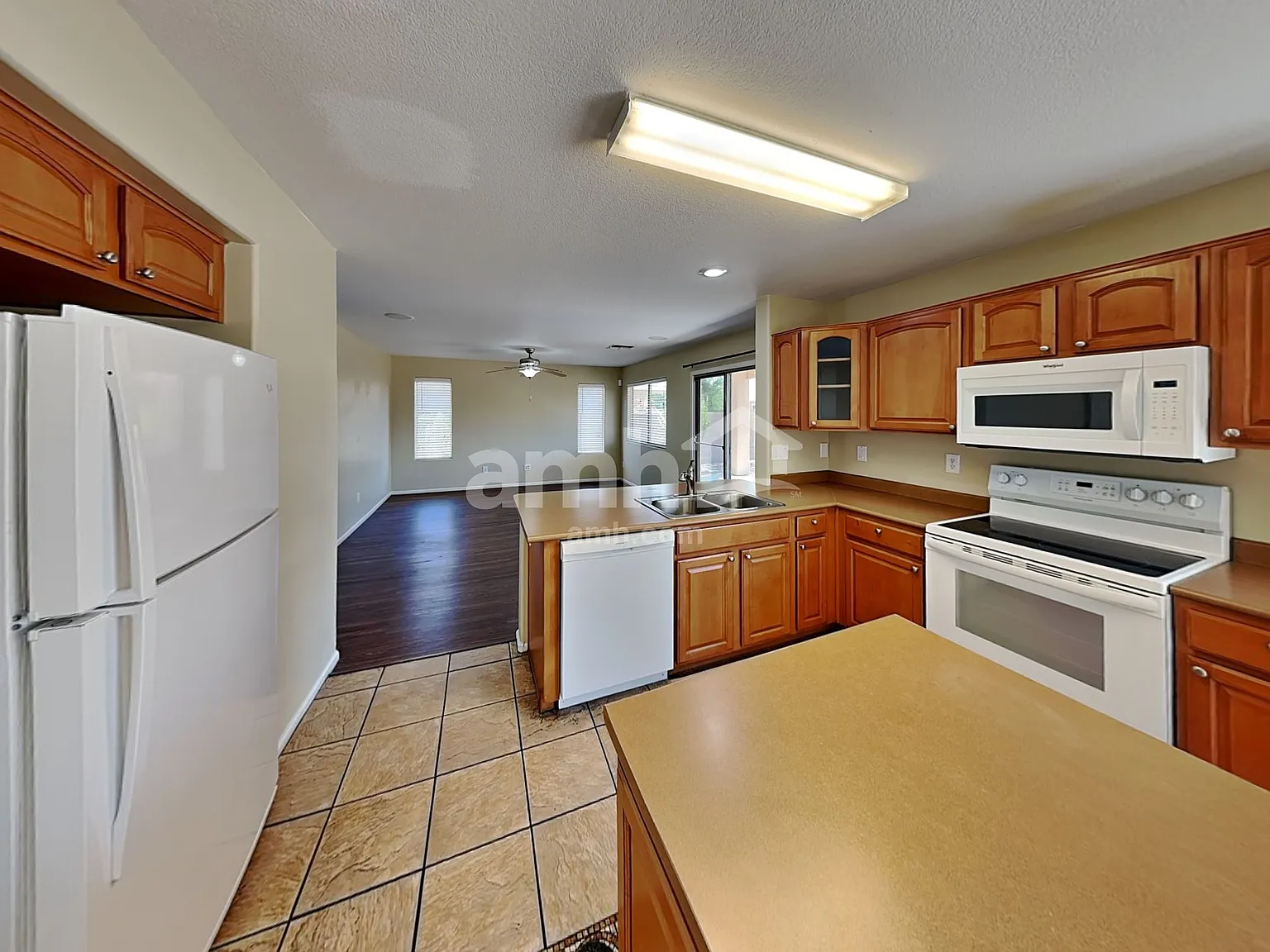 3 bed, 2.5 bath, 1943 sqft, $2,125 — Photo 3