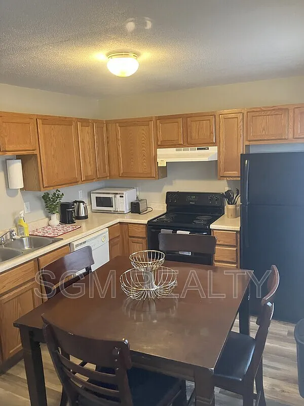 2 bed, 1.5 bath, 990 sqft, $1,750 — Photo 4