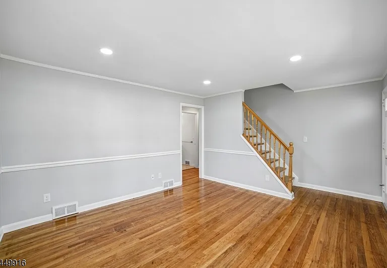 18 Columbia Ave — Photo 4