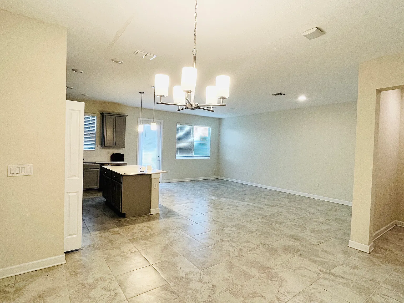3 bed, 2.5 bath, 1859 sqft, $2,400 — Photo 2