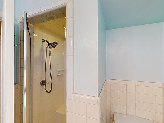 2nd image of 4057 W Bancroft St APT 4