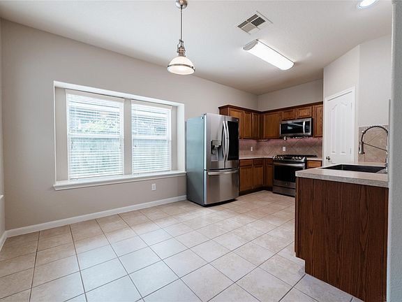 5th image of 1004 Summer Wood Blvd