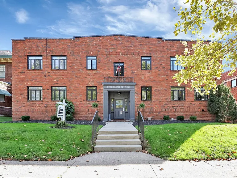441 E Town St #209 — Photo 6
