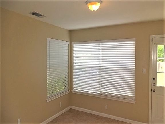 4th image of 404 N Mount Rushmore Dr