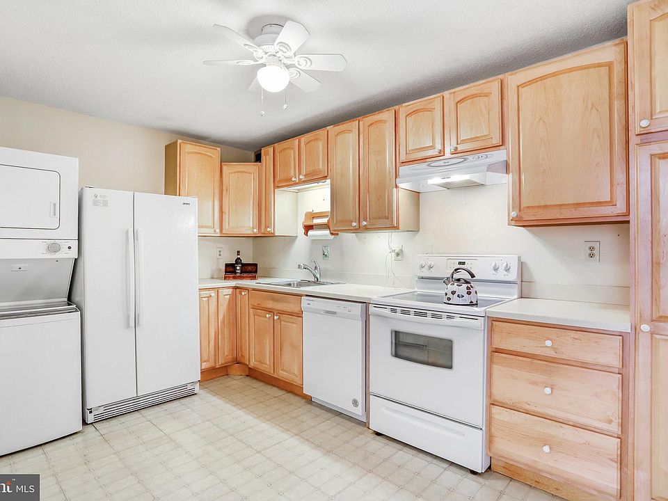 1st image of 307 Yoakum Pkwy APT 805