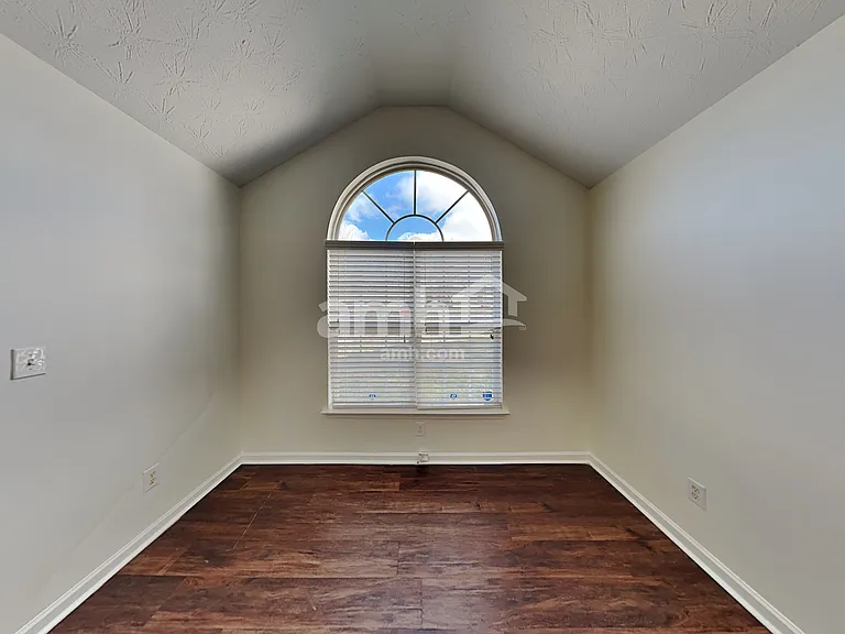 2521 Fairstone Ave — Photo 7