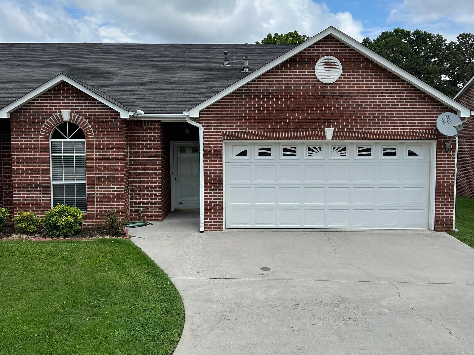315 Creekview Ln — Photo 1