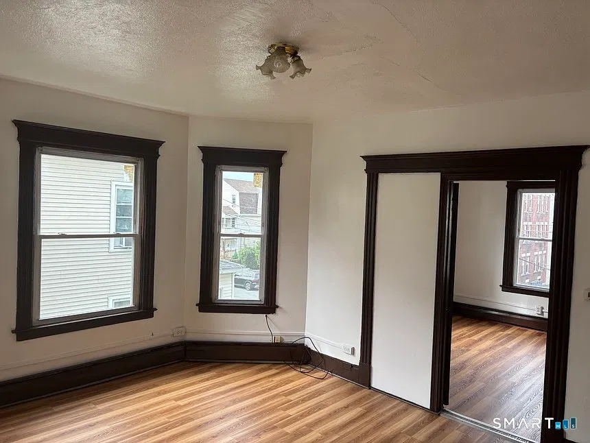 6 bed, 3.0 bath, 3572 sqft, $1,800 — Photo 3