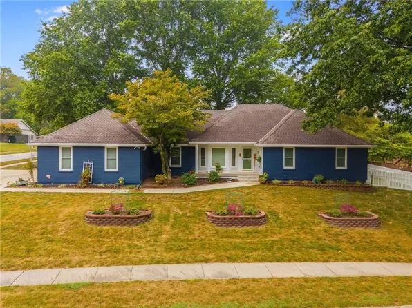 1300 Bell Cir, Liberty, MO 64068