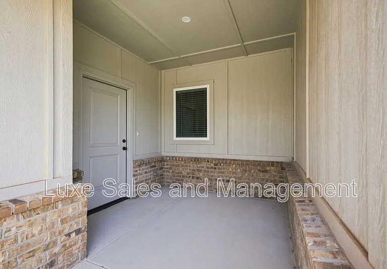 10912 Oak Hollow Dr — Photo 3