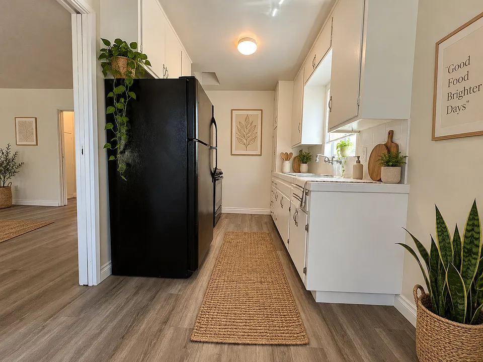 Pet Friendly Unit Within Gated Community In North Park! Complimentary Laundry! Parking Available ...