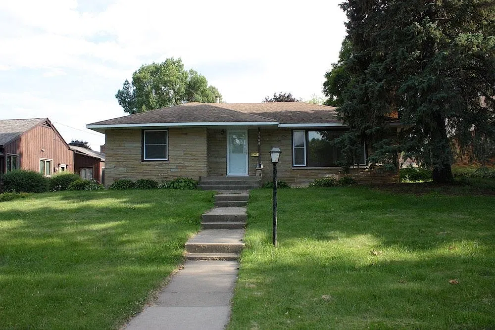 3 bed, 1.5 bath, 2412 sqft, $2,700 — Photo 1