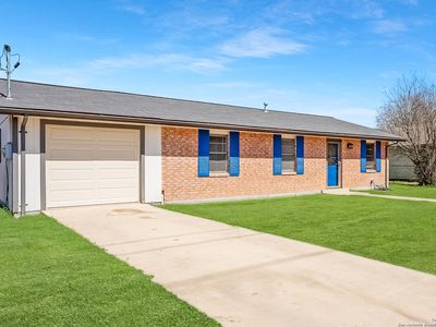 908 6th, Floresville, TX, 78114