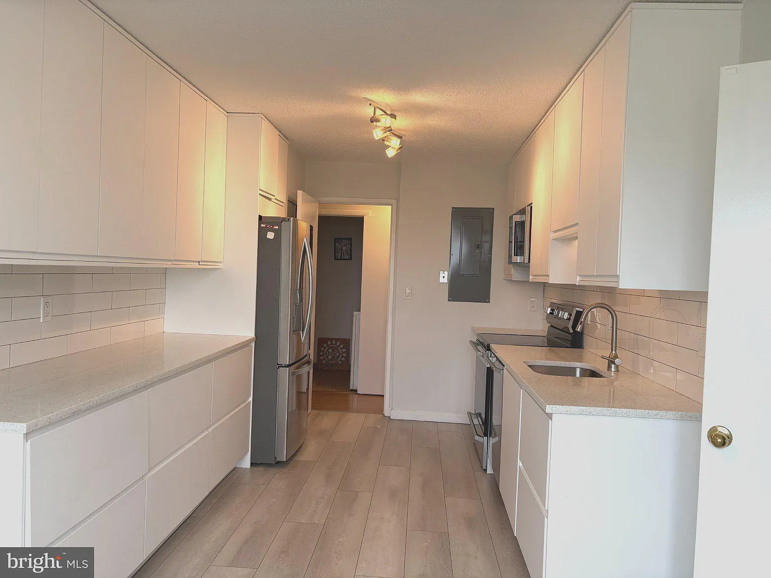 3 bed, 3.0 bath, 2097 sqft, $3,900 — Photo 4