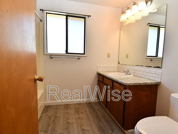 5th image of 936 SE Sharon Ave