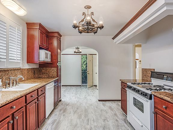 4th image of 2495 Cedar Ave #Cedar2495