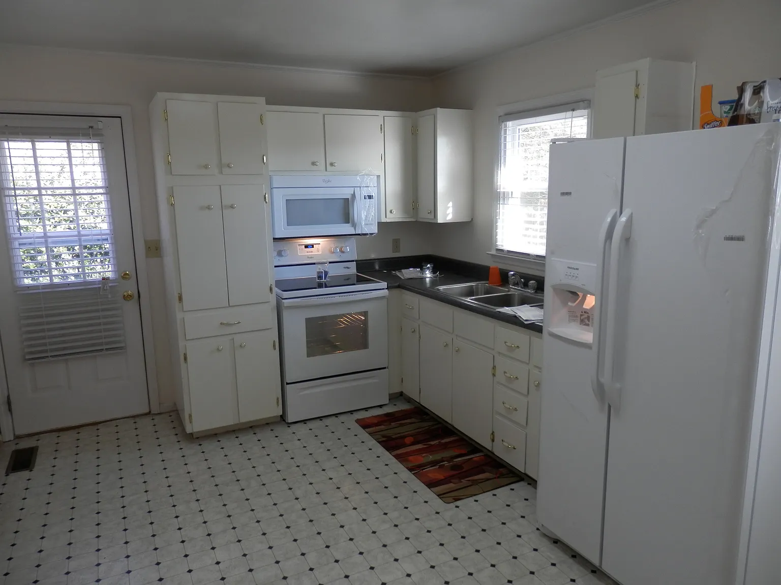 3 bed, 2230 sqft, $2,099 — Photo 2