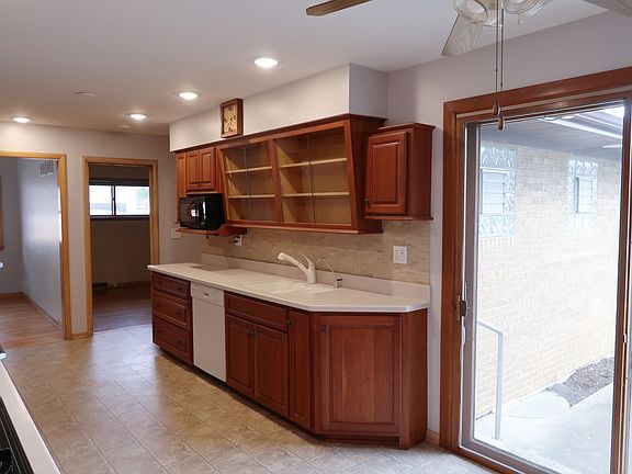 4th image of 5233 Woodland Ave