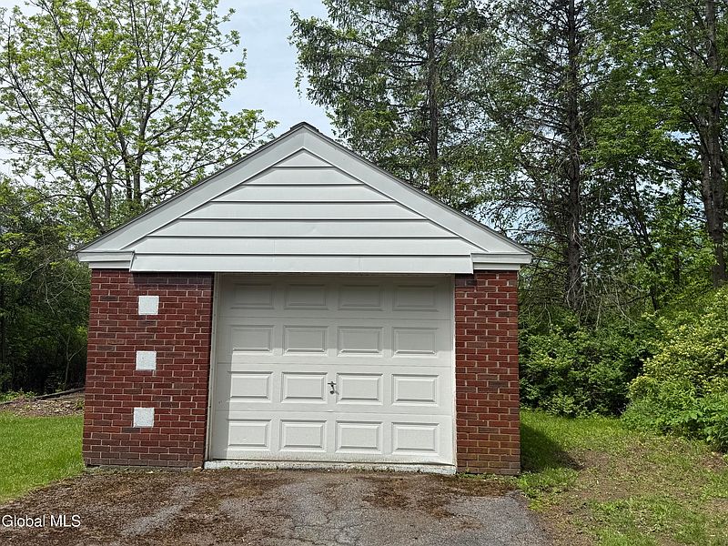 4th image of 1388 Midline Road