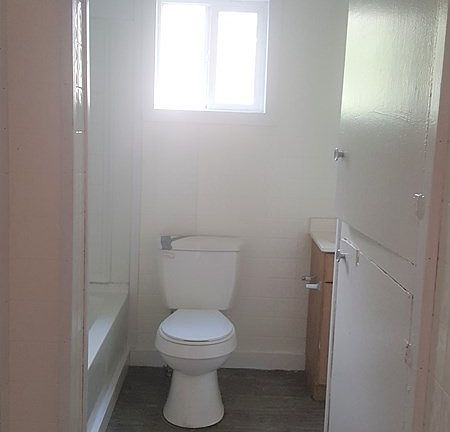 5th image of 615 E Huisache Ave